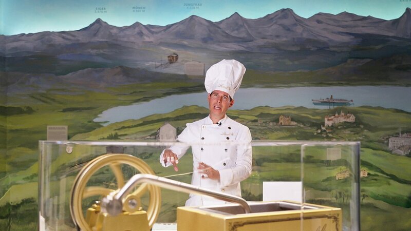 Maître Chocolatier Stefan Bruderer an der Conchier-Maschine – Bild: SRF