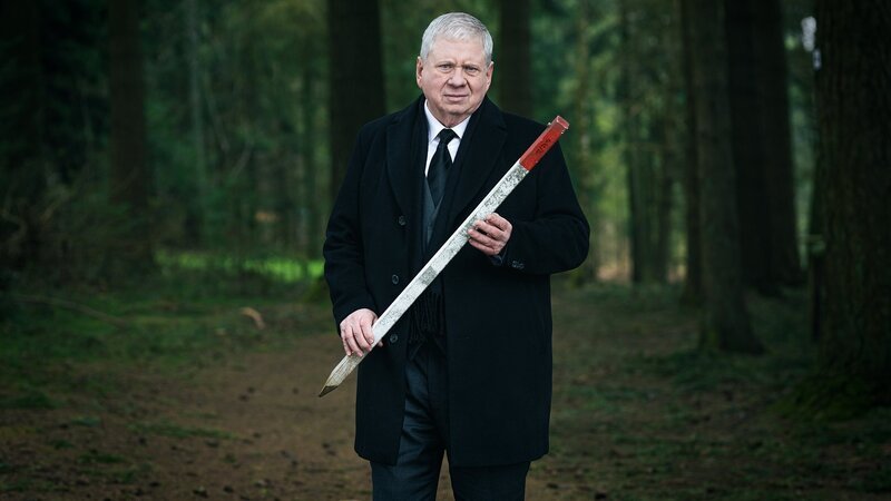 Rätselt über die Funktion des rot-weiss gestrichenen Holzpflocks: Rainer Hunold als Bernd Reuther – Bild: SRF/​ZDF/​Daniel Dornhöfer