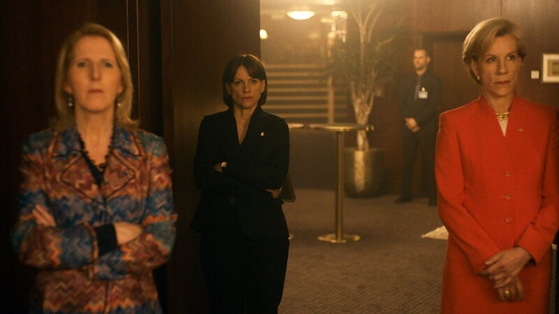 Die Vertreterinnen manövrieren geschickt zwischen den Delegationen (v.li.): Fenella Woolgar als Margareth Davies, Veerle Baetens als Alexandra Weiss, Juliet Stevenson als Cindy Cohen – Bild: SRF/​Bande à Part Films/​Les Films Pelleas/​Gaumont Television