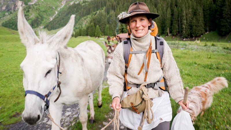 Tanja Burri von der Alp Sous unterwegs in die Ferien: Eseltrekking auf der Via Valtellina – Bild: SRF