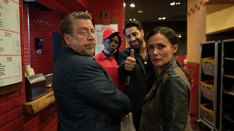 Erichsen (Armin Rohde, l.) und Tülay Yildirim (Idil Üner, r.) kommen ins Burger-Restaurant und sprechen zuerst mit der Restaurantmanagerin (Dela Dabulamanzi 2.v.l.) und Mübariz Pettekaya (Kais Setti, 2.v.r.). – Bild: ZDF und Marion von der Mehden