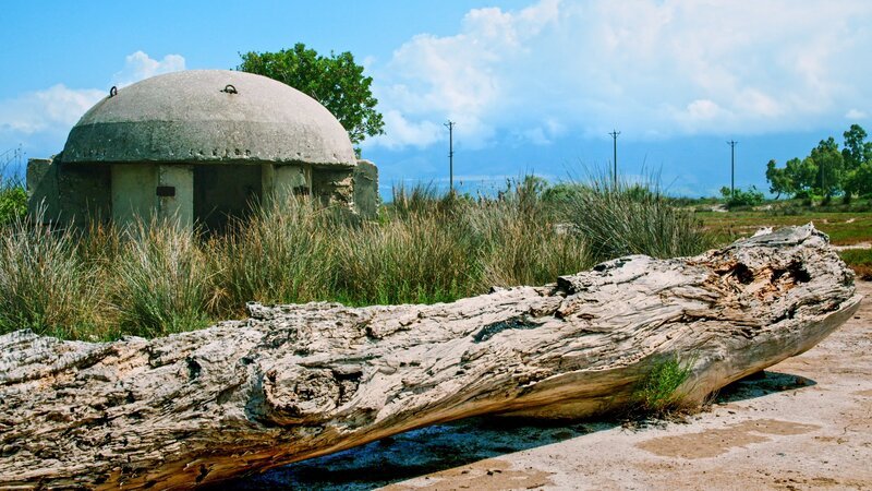 Betonpilz, Bunker, Süden Albaniens. – Bild: 3sat