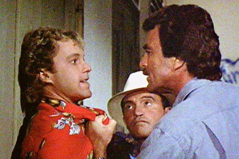 Magnum (Tom Selleck) und Lt. Page (Joe Santos) glauben, dass der Journalist Spangler (Gary Frank) der Prostituierten-Mörder ist. – Bild: SRT