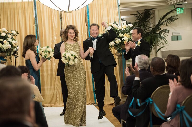 V.l.: Captain Ray Holt (Andre Braugher), Darlene Linetti (Sandra Bernhard), Lynn Boyle (Stephen Root), Charles Boyle (Joe Lo Truglio) – Bild: Eddy Chen