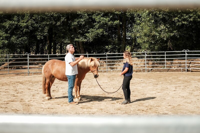 Bernd Hackl mit Besitzerin Jeannie – Bild: TVNOW /​ Mina TV