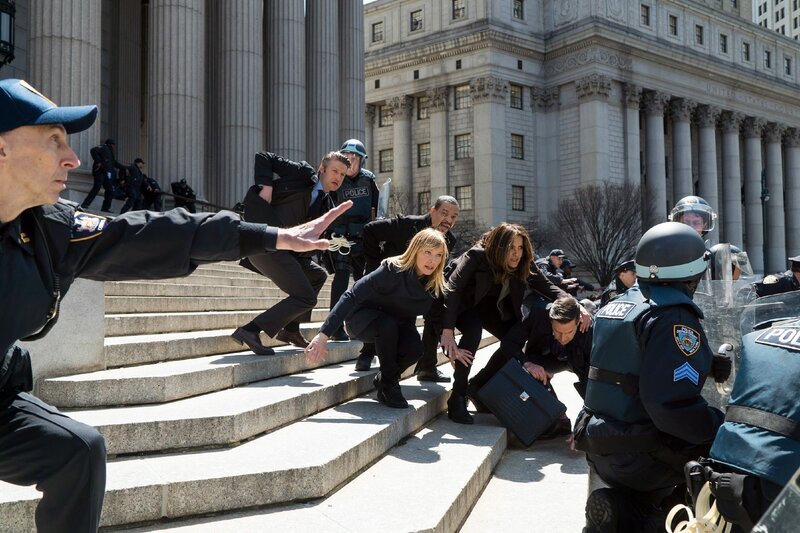 V.l.: Dominick „Sonny“ Carisi (Peter Scanavino), Detective Odafin „Fin“ Tutuola (Ice T), Detective Amanda Rollins (Kelli Giddish), Lieutenant Olivia Benson (Mariska Hargitay), A.D.A. Rafael Barba ( Raul Esparza) – Bild: RTL /​ NBC Studios