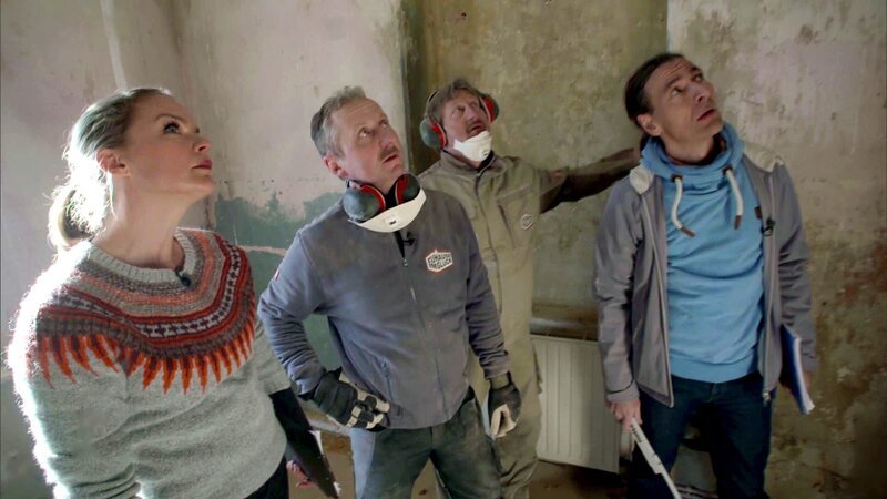 Die Experten bei der Arbeit! – Bild: RTL II