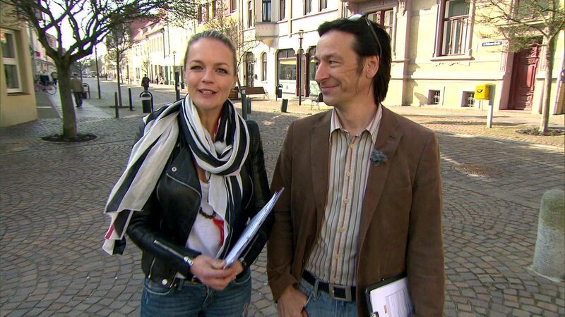 Die Experten Eva Brenner und John Kosmalla sowie das gesamte Zuhause im Glück-Team wollen der kleinen Familie helfen. – Bild: RTL II