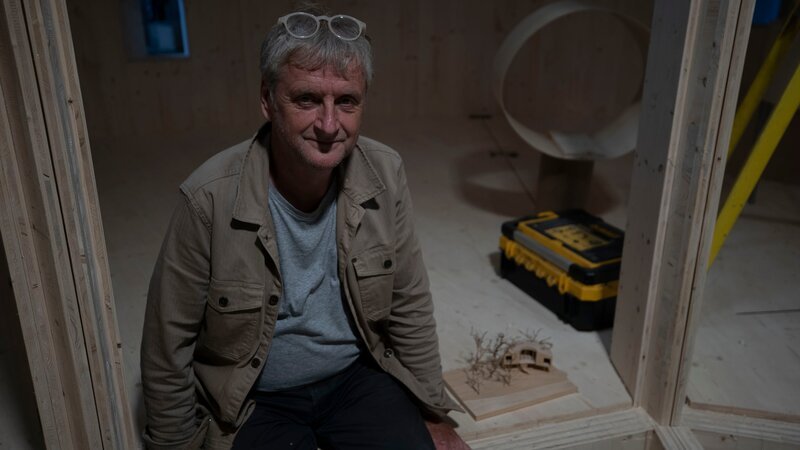 Sam Booth (Designer) mit einem Modell des Baumhauses – Bild: RTL