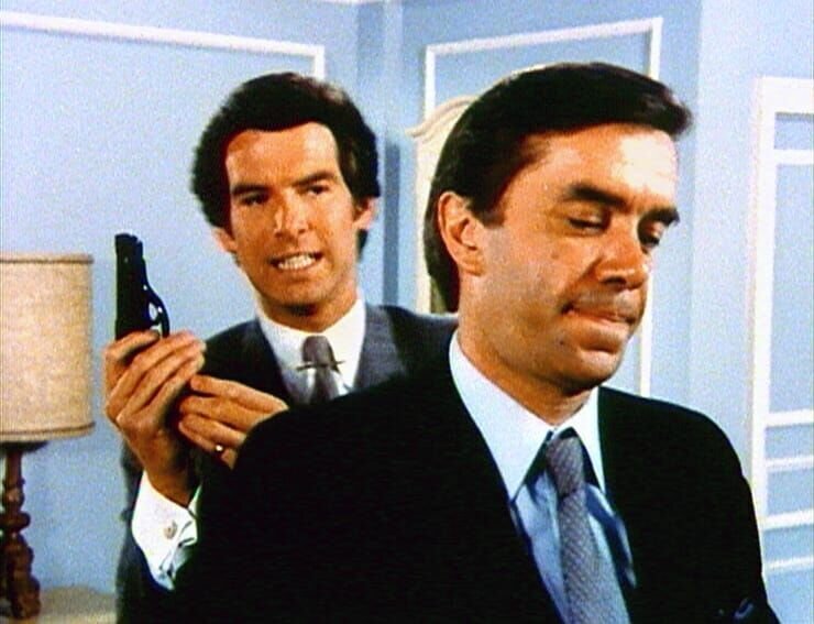 Remington Steele (Pierce Brosnan, l.) kommt dem Ganoven Raymond Merleau (James Laurenson) auf die Schliche. – Bild: RTLup