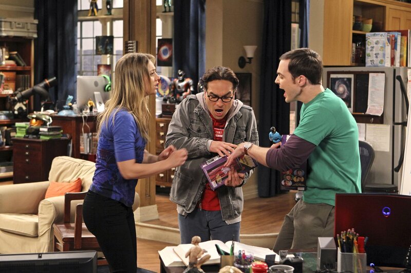 Penny (Kaley Cuoco, l.) hat ein ganz besonderes Geschenk für Leonard (Johnny Galecki, M.) und Sheldon (Jim Parsons, r.)&nbsp;… – Bild: Warner Bros. Television