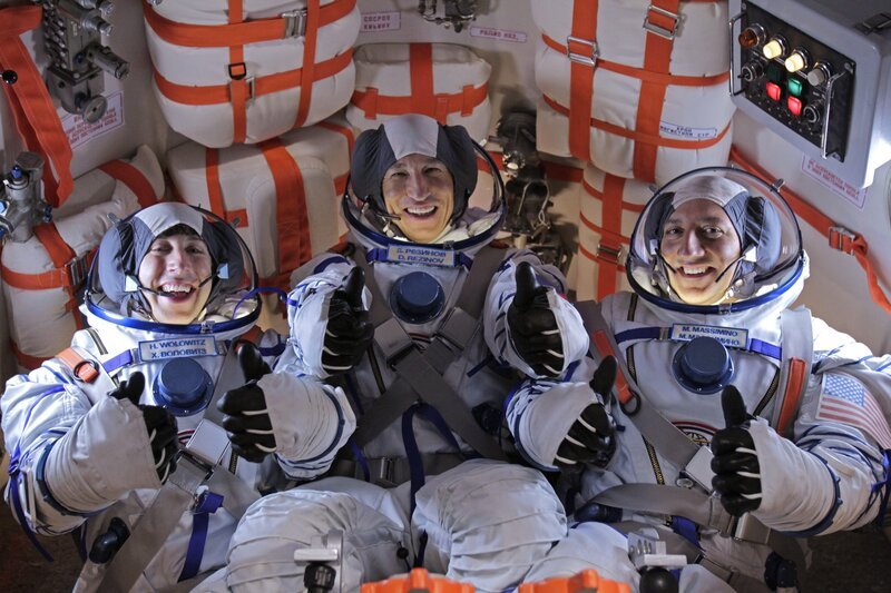 Dimitri, Mike Massimino und Howard brechen ins All auf. – Bild: Warner Bros. Television