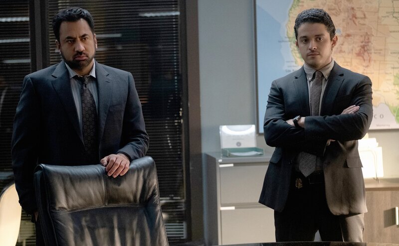 Shaan Tripathi (Kal Penn, l.); Tomas Esquivel (Lucca De Oliveira, r.) – Bild: CBS Broadcasting Inc. All Rights Reserved /​ Brooke Palmer