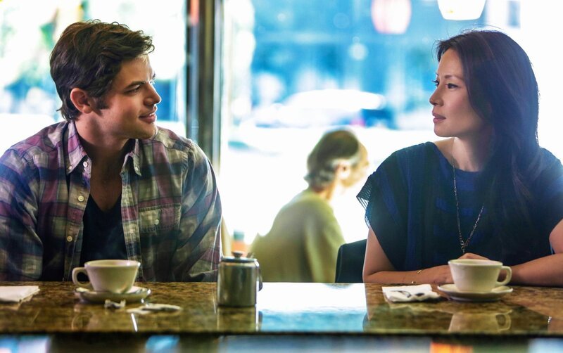 Joan Watson (Lucy Liu, r.) gerät in einen Gewissenskonflikt, als Joey Castoro (Jeremy Jordan, l.), der Sohn eines ehemaligen Patienten sie um einen Kredit bittet … – Bild: CBS Television