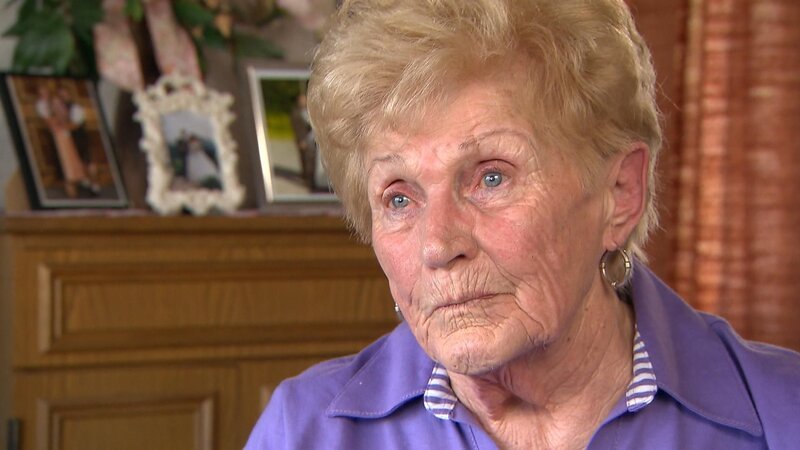 Bittet Julia um Hilfe, denn sie musste vor 55 Jahren auf Drängen ihres Mannes ihre Tochter Anita abgeben: Edeltraud … – Bild: © SAT.1