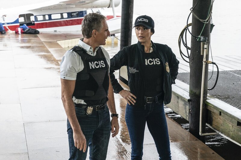 Special Agent Dwayne Pride (Scott Bakula, l.); Special Agent Hannah Khoury (Necar Zadegan, r.) – Bild: CBS Broadcasting Inc. /​ Sam Lothridge