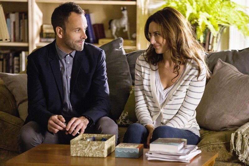 Bei den Ermittlungen in einem neuen Fall stößt Sherlock Holmes (Jonny Lee Miller, l.) auf Abigail Spencer (Laura Benanti, r.). Doch hat sie wirklich etwas mit dem Mordt zu tun? – Bild: CBS Television