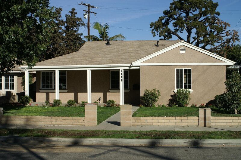Ist es wirklich eine gute Idee, ein Haus in Anaheim zu kaufen, in dessen Inneres Tarek und Christina vorher nicht hineinschauen können? – Bild: HGTV/​Scripps Networks, LLC.