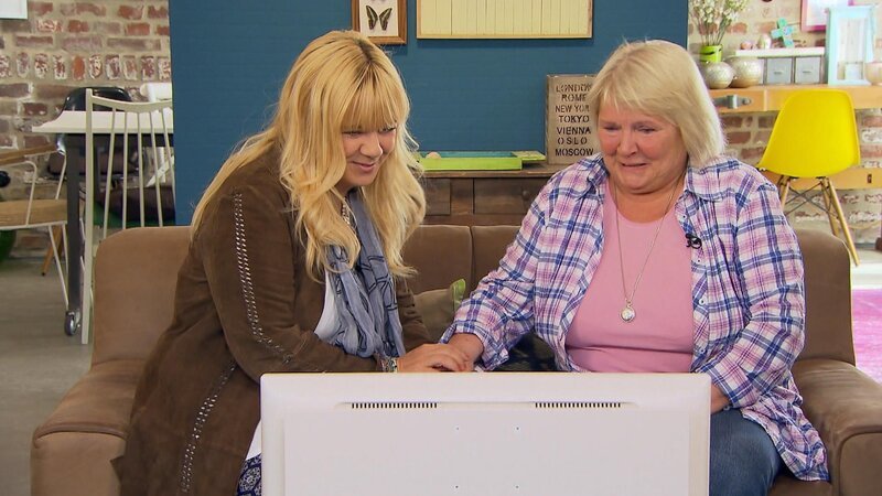Helena (r.) sucht ihre Geschwister. Ihre letzte Chance ist Julia Leischik (l.), doch kann sie ihre Geschwister wirklich finden? – Bild: © SAT.1