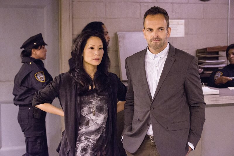 Bei Captain Gregson wurde eingebrochen. Sherlock Holmes (Jonny Lee Miller, r.) und Watson (Lucy Liu, l.) machen sich sofort auf die Suche nach dem Täter … – Bild: CBS Television