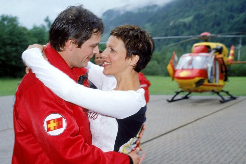 Enrico Contini (Tom Mikulla) und Biggi Schwerin (Sabine Petzl) umarmen sich. – Bild: RTL Passion