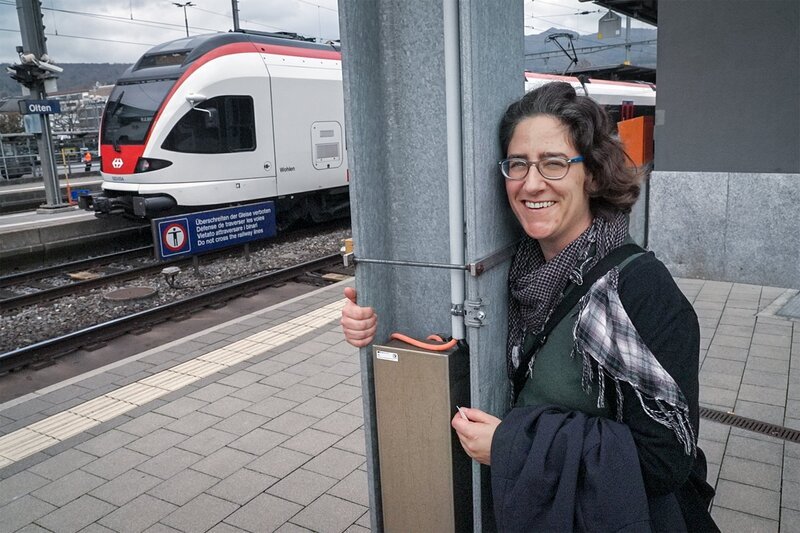 rec. Objektophilie – Wenn Menschen Gegenstände lieben Regina (Name geändert) ist in Zugleitungen verliebt. – Bild: SRF