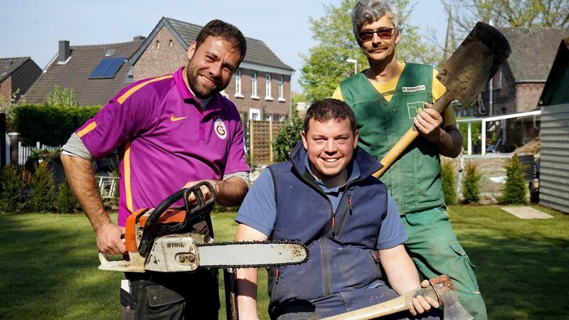 Tönisberg (v.l.): Organisator Claus, Baggerfahrer Henrik und Garten-Guru Ralf – Bild: RTL /​ Tokee Bros.