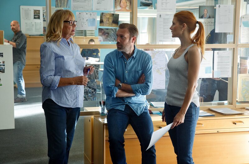 Das Ermittlerteam um Margit (Anki Lidén, li.), Thomas (Jakob Cedergren, Mi.) und Mia (Sandra Andreis, re.) erkennt einen Zusammenhang zwischen dem Fall mit der Bootsleiche und der Misshandlung von Minna. – Bild: Johan Paulin/​Filmlance International AB /​ Das Ermittlerteam um Margit (Anki Lidén, li.), Thomas (Jakob Cedergren, Mi.) und Mia (Sandra Andreis, re.) erkennt einen Zusammenhang zwischen dem Fall mit der Bootsleiche und der Misshandlung  …