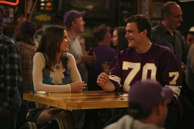 Da Robin (Cobie Smulders, l.) in diesem Jahr besonders unter Heimweh leidet, nimmt Marshall (Jason Segel, r.) sie mit in eine Bar, die ihn an seine Heimat Minnesota erinnert. Robin fühlt sich sehr wohl, bis es Marshall zu viel wird … – Bild: 20th Century Fox International Television Lizenzbild frei