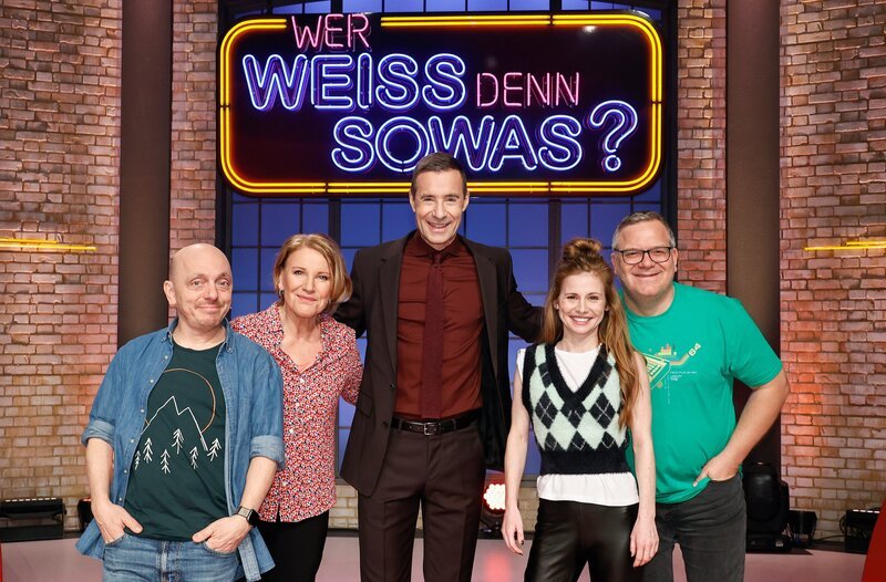 Moderator Kai Pflaume (M.) und seine Rateteam-Kapitäne Bernhard Hoëcker (l.) und Elton (r.) begrüßen in dieser Sendung die Schauspielerin Mariele Millowitsch (2.v.l.) und die Schauspielerin Josefine Preuß (2.v.r.). – Bild: ARD/​Morris Mac Matzen