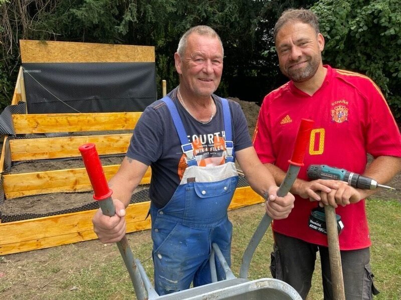 Ralle und Claus.  +++ Die Verwendung des sendungsbezogenen Materials ist nur mit dem Hinweis und Verlinkung auf RTL+ gestattet. +++ – Bild: RTL /​ Tokee bros. /​ AB INS BEET! DIE GARTEN-SOAP /​ XX
