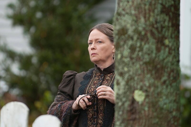 Mrs. Kenney (Martha Irving) – Bild: RTL Crime /​ Sony Pictures Television Inc.
