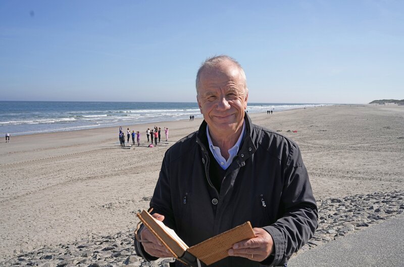 Hubertus Meyer-Burckhard findet in einem alten Tagebuch die Liebesgeschichte der Thusnelda. – Bild: NDR