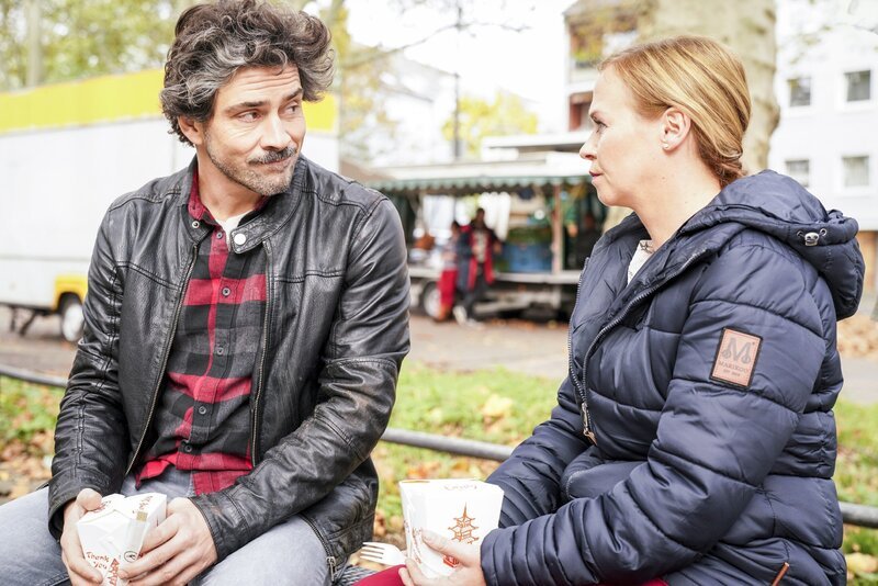Kathi (Mandy Neidig) sucht das Gespräch mit Manuel (Daniel Sellier). – Bild: TVNOW /​ Dennis Hundt
