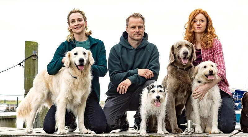 L-R: Hannah Wagner (Jana Klinge), Hauke Jacobs (Hinnerk Schönemann) und Jule Christiansen (Marleen Lohse) mit tierischen Darstellern – Bild: ORF/​Degeto/​NDR/​Sandra Hoever