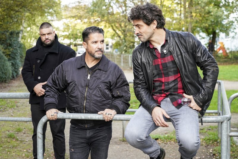 Manuel (Daniel Sellier, r.) wird durch ein verlockendes Angebot von Tarek (Haydar Kizay) in Versuchung geführt. – Bild: TVNOW /​ Dennis Hundt