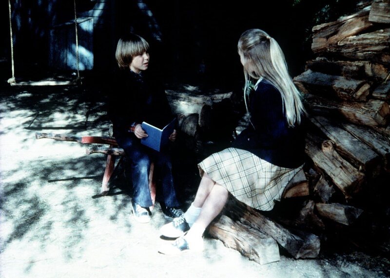Serena (Martha Nix, r.) erzählt Jeffrey (Keith Mitchell, l.) die Geschichte von Jona und dem Wal. – Bild: Sat.1 Gold