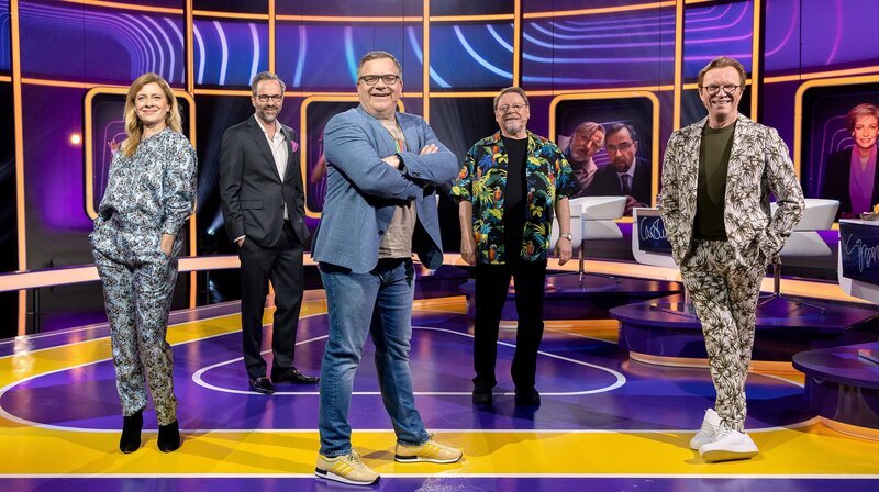 von links nach rechts: Caroline Peters, Kurt Krömer, Elton, Jürgen von der Lippe, Wolfgang Lippert. – Bild: NDR/Arne Vollstedt von links nach rechts: Caroline Peters, Kurt Krömer, Elton, Jürgen von der Lippe, Wolfgang Lippert. – Bild: NDR/Arne Vollstedt