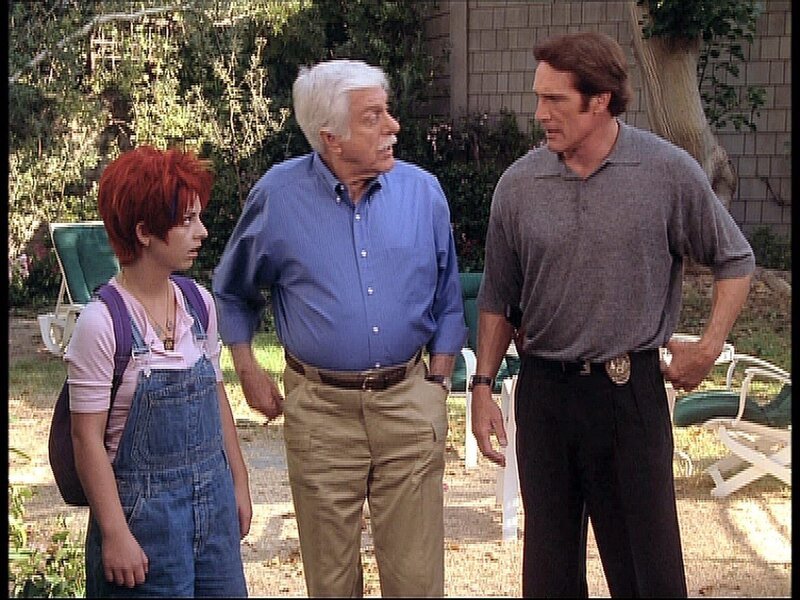 Steve (Barry Van Dyke, r.) und Mark (Dick Van Dyke, M.) wundern sich, dass der Vater von Barbie (Morgan Nagler, l.), auf die sie aufpassen sollten, sich überhaupt nicht mehr blicken lässt. – Bild: Sat.1 Gold