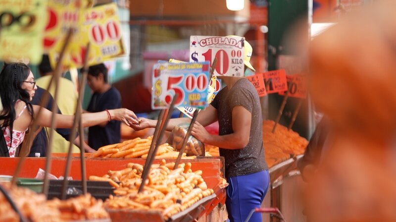 Die Preise auf dem „Central de Abasto“ werden mitunter täglich neu kalkuliert. Angebot und Nachfrage bestimmen den Preis. – Bild: phoenix/​ZDF/​Hikari