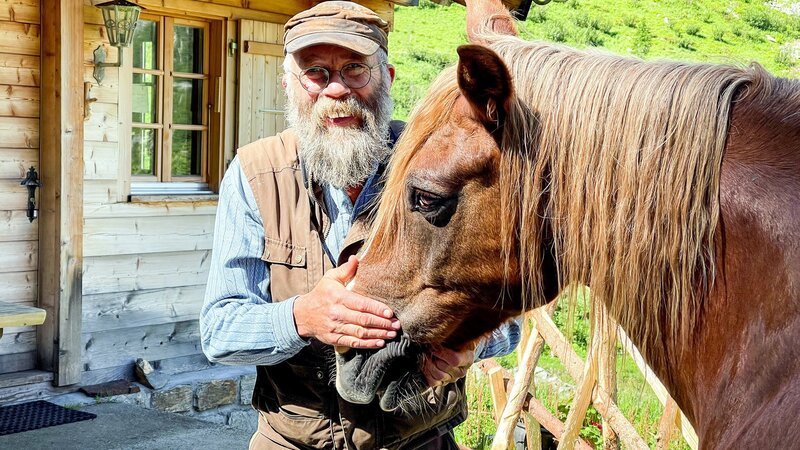 Leo Garbely aus Reckingen VS mit seinem Pferd Mäxli – Bild: SRF