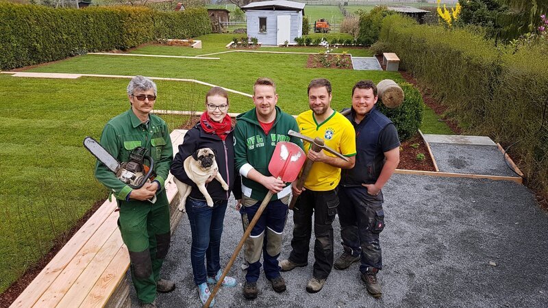 v.l.: Ralf, Mareike mit Mops „Johnny Walker“, Martin, Claus und Henrik – Bild: VOX /​ Tokee Bros.