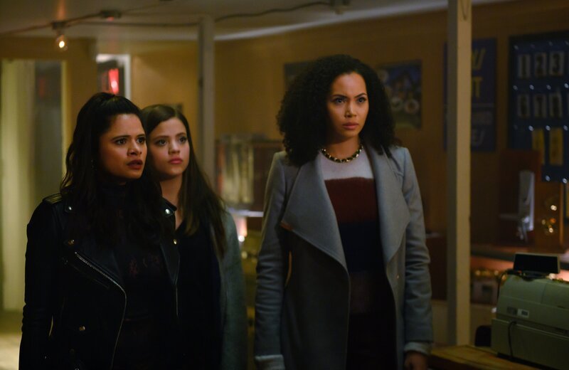 (v.l.n.r.) Mel Vera (Melonie Diaz); Maggie Vera (Sarah Jeffery); Macy Vaughn (Madeleine Mantock) – Bild: The CW Network, LLC.