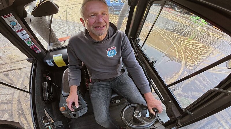 Niki Schelle bei der Gabelstapler-Challenge. Es müssen fünf Autos übereinander gestapelt werden. Ob den beiden das wohl gelingt..? – Bild: RTLZWEI Niki Schelle bei der Gabelstapler-Challenge. Es müssen fünf Autos übereinander gestapelt werden. Ob den beiden das wohl gelingt..? – Bild: RTLZWEI