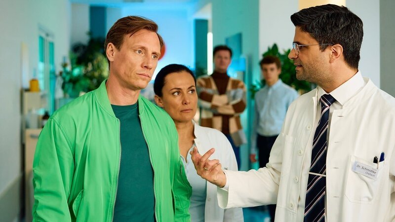 Dr. Schmidtke (Maximillian Grill) streitet sich mit Neiss (Patrick Kalupa) und Dr. Birol (Idil Üner) über die weitere Behandlung ihrer Patientin. – Bild: ZDF und Christine Schroeder