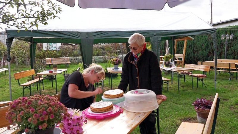Ingrid (re.) hat für Franzi ihre berühmte Sprittorte gebacken – Bild: RTLZWEI