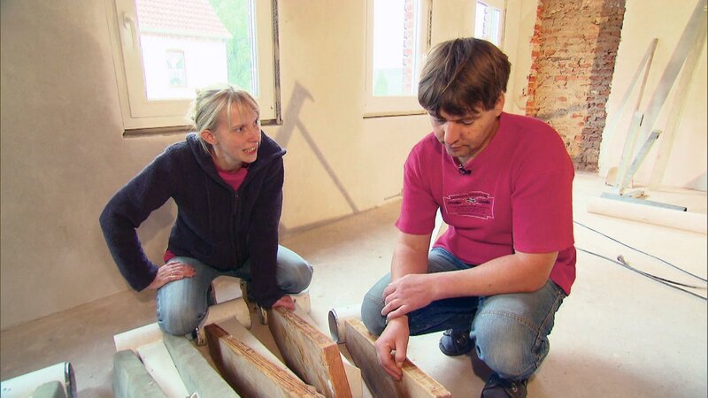 In Sachsen arbeiten der 41-jährige Florist Mario und die 34jährige Zahntechnikerin Nadine unermüdlich daran, mehr Platz für ihre fünfköpfige Familie zu schaffen. Nun soll auch noch eine Wendeltreppe den Flur mit dem zukünftigen Elternschlafzimmer verbinden.. – Bild: RTL II