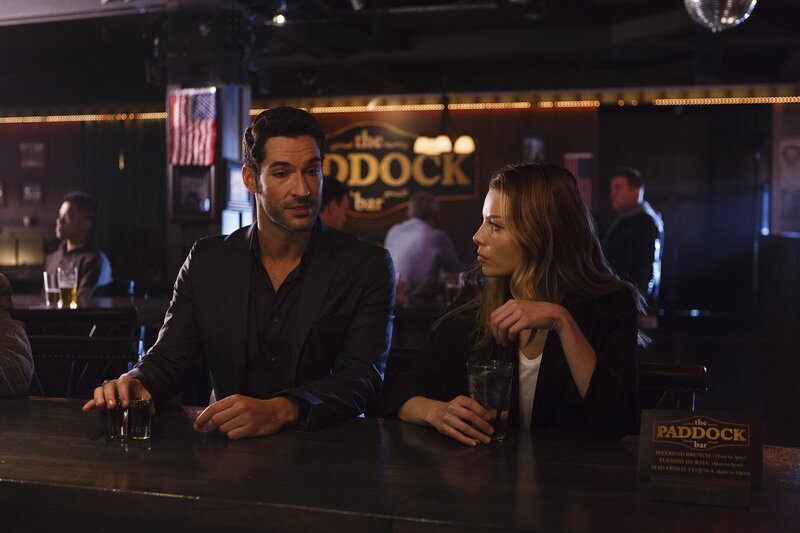 Eine Schießerei bei einer Modenschau erscheint Lucifer (Tom Ellis, l.) als perfekter Fall für seine neue Verletzlichkeit und er wendet sich sogar an Lt. Monroe, um mit Chloe (Lauren German, r.) zusammen an dem Fall arbeiten zu dürfen … – Bild: Marlyse Press Photo/​MPP – Warner Bros