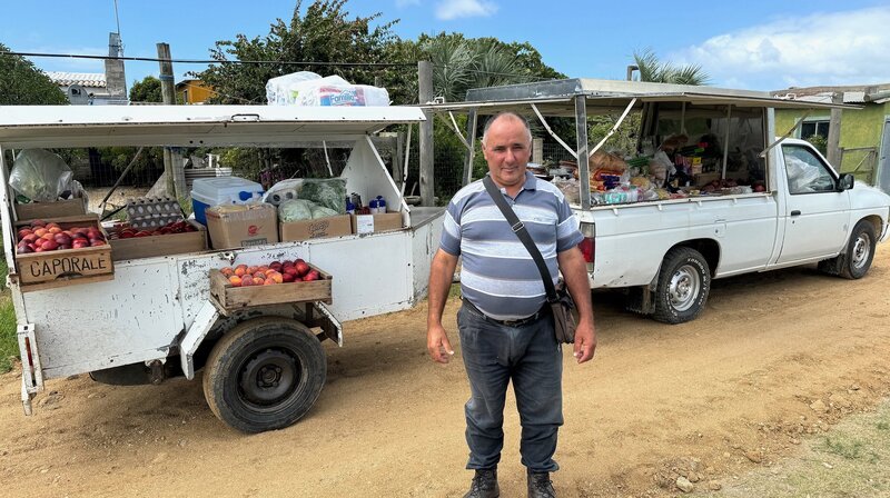 Rund um die „Laguna de Rocha“ ist Milton Molina mit seinem rollenden Einkaufsladen unterwegs: Er beliefert kleine Fischerdörfer mit allem, was auf seinen Wagen samt Anhänger passt. – Bild: NDR/​Steffen Schneider