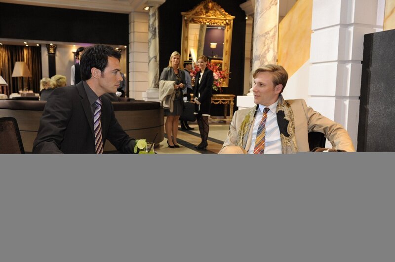 Geben sich voreinander siegessicher: Mark Braun (Arne Stepha, l.) und Philip Sachs (Philip Romann, r.) – Bild: SAT.1